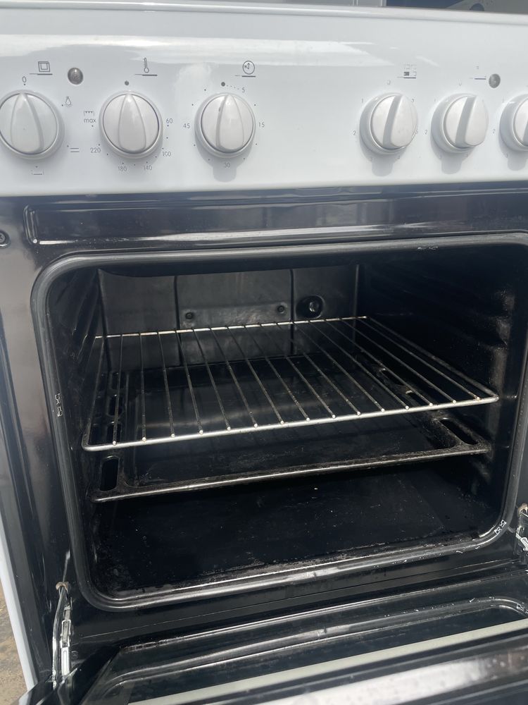 Электроплита Indesit в рабочем и очень хорошем состоянии