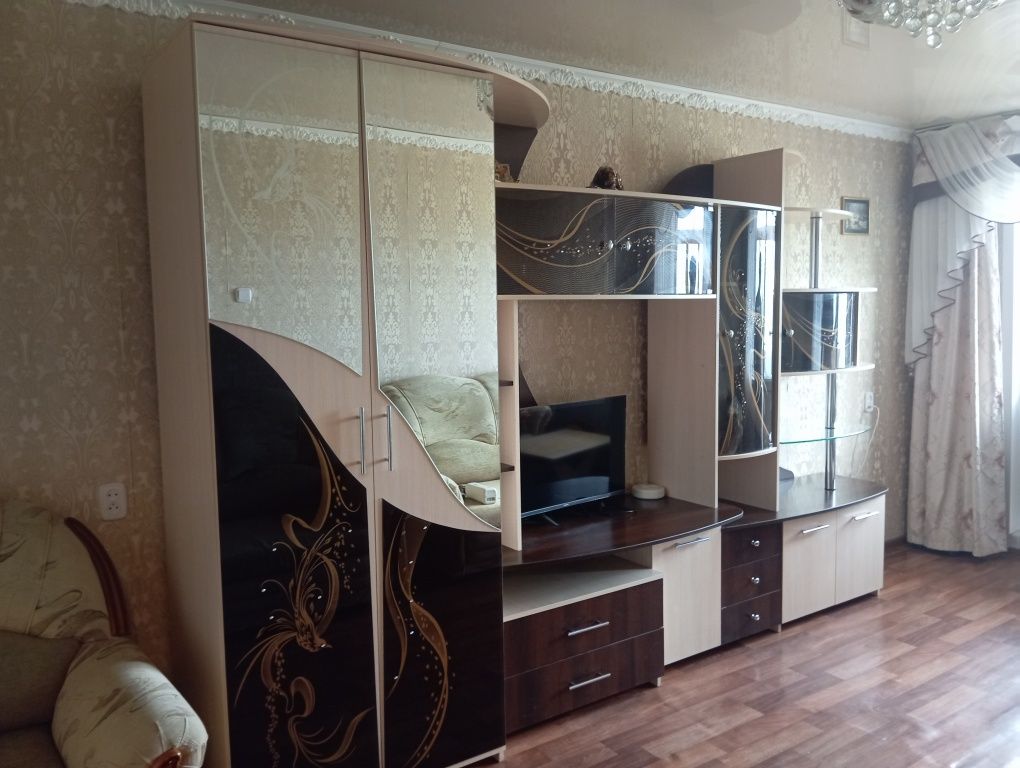 Продам стенку в зал "Жарптица"