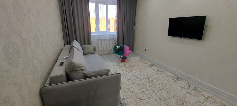 Диван с подушками