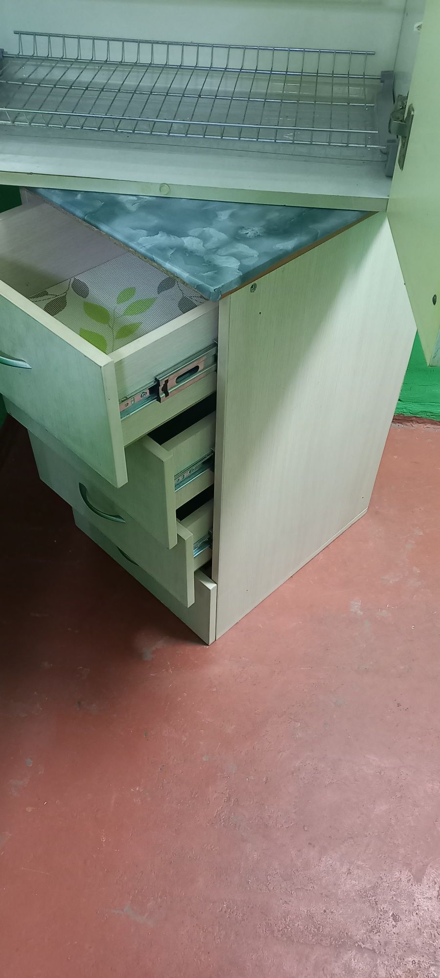 Продам  шкаф навесной,и тумбу
