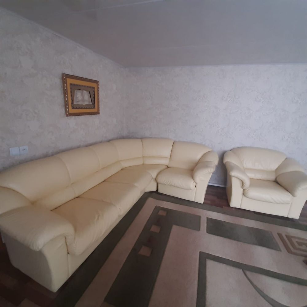Продам кожанный ,раскладной диван и железные две кровати