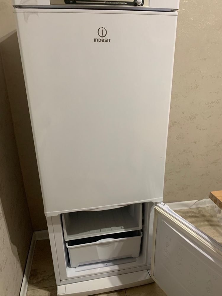 Холодильник Indesit