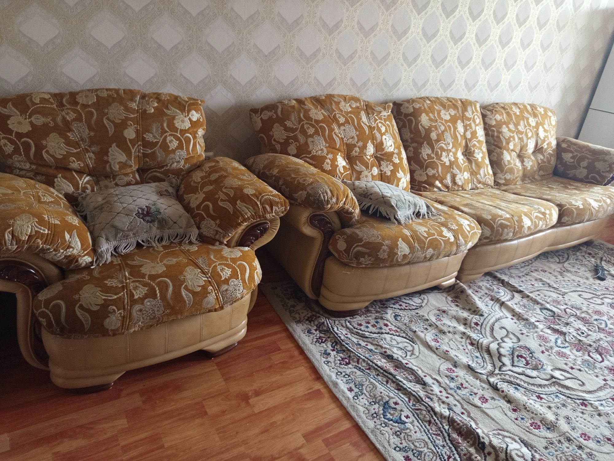 Диван с одним креслом