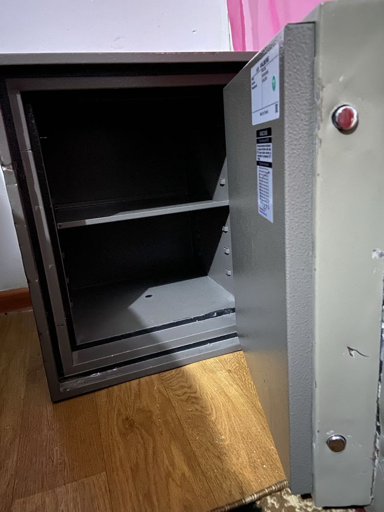 Продам очень срочно сейф