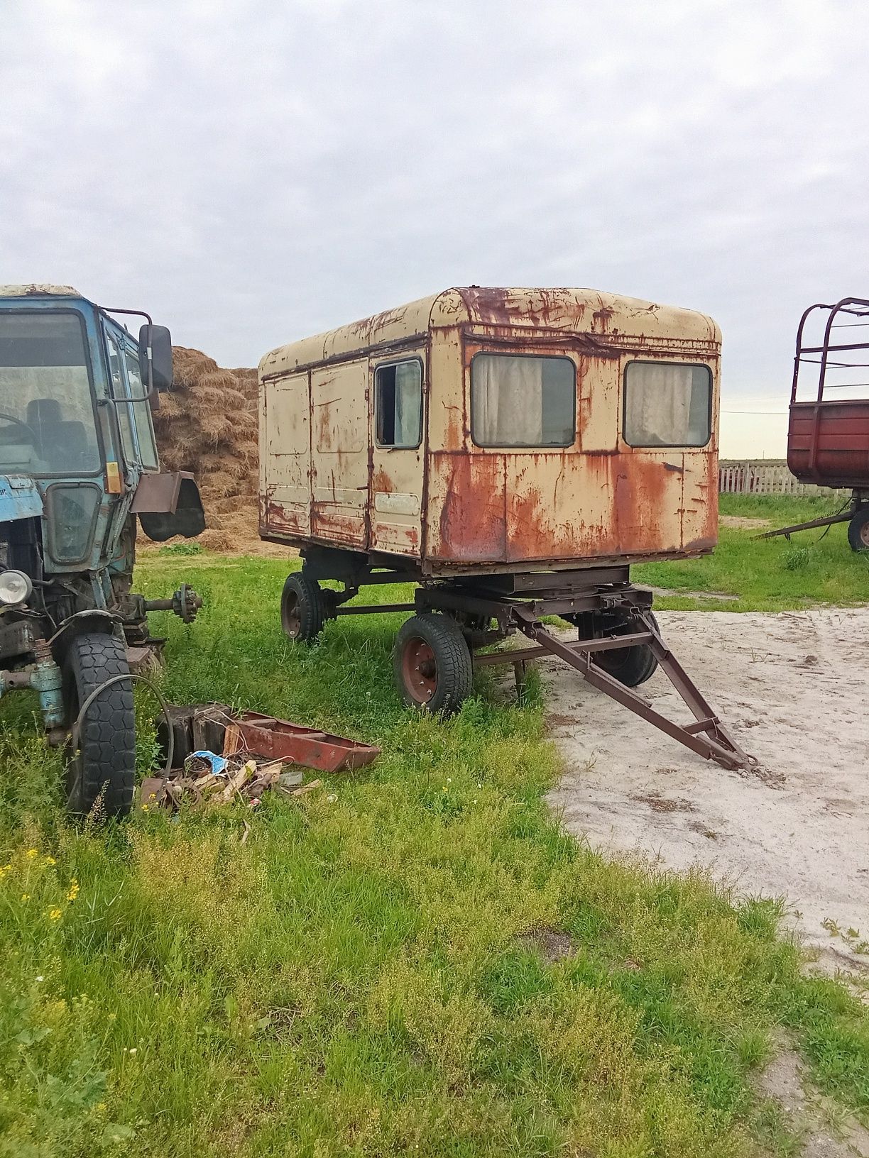 Продам телегу для сена и тюков  и вагончик звоните и решите
