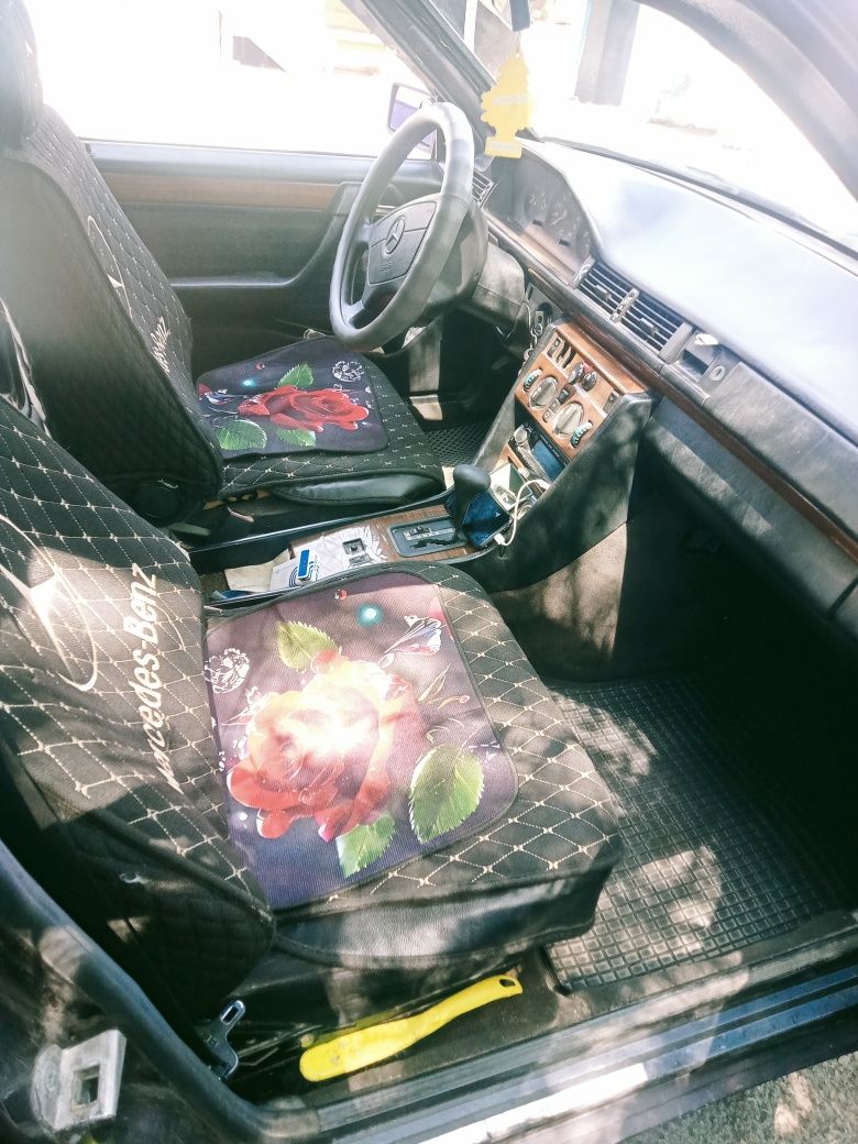 Продам машину Мерседес-Бенс 260