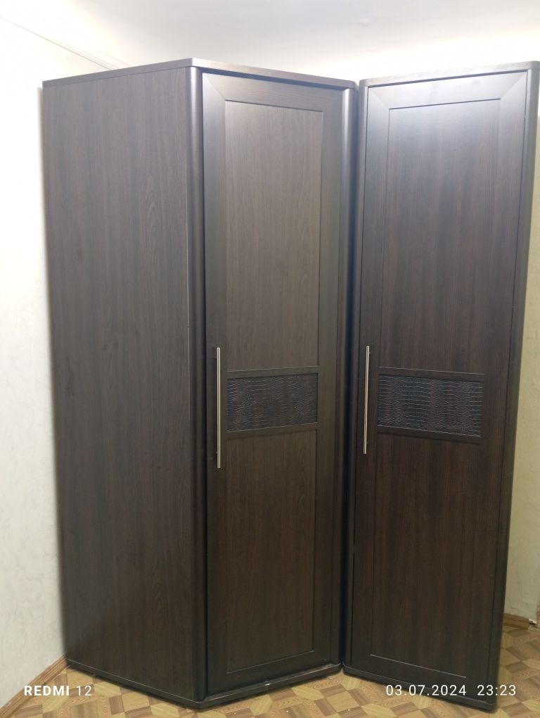 Угловой плательный шкаф.