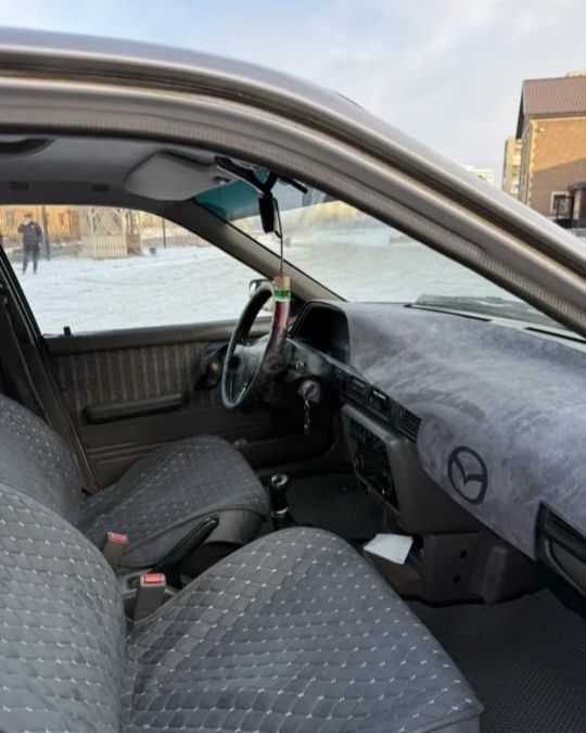 Продам машину Mazda 323