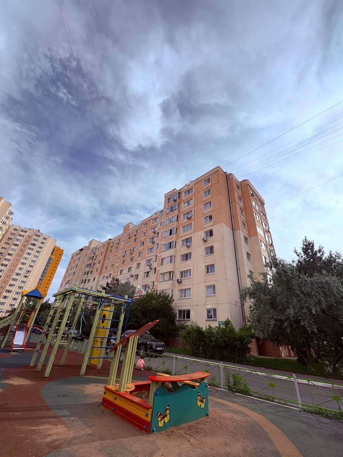 продается 4х комн.квартира.  Мкрн.Самал.   г.Астана