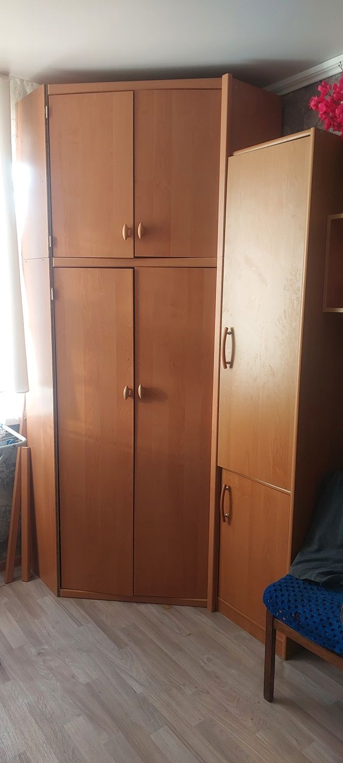 Продаётся спальный гарнир  подростковый.Состоит из трех  секций,шкаф.