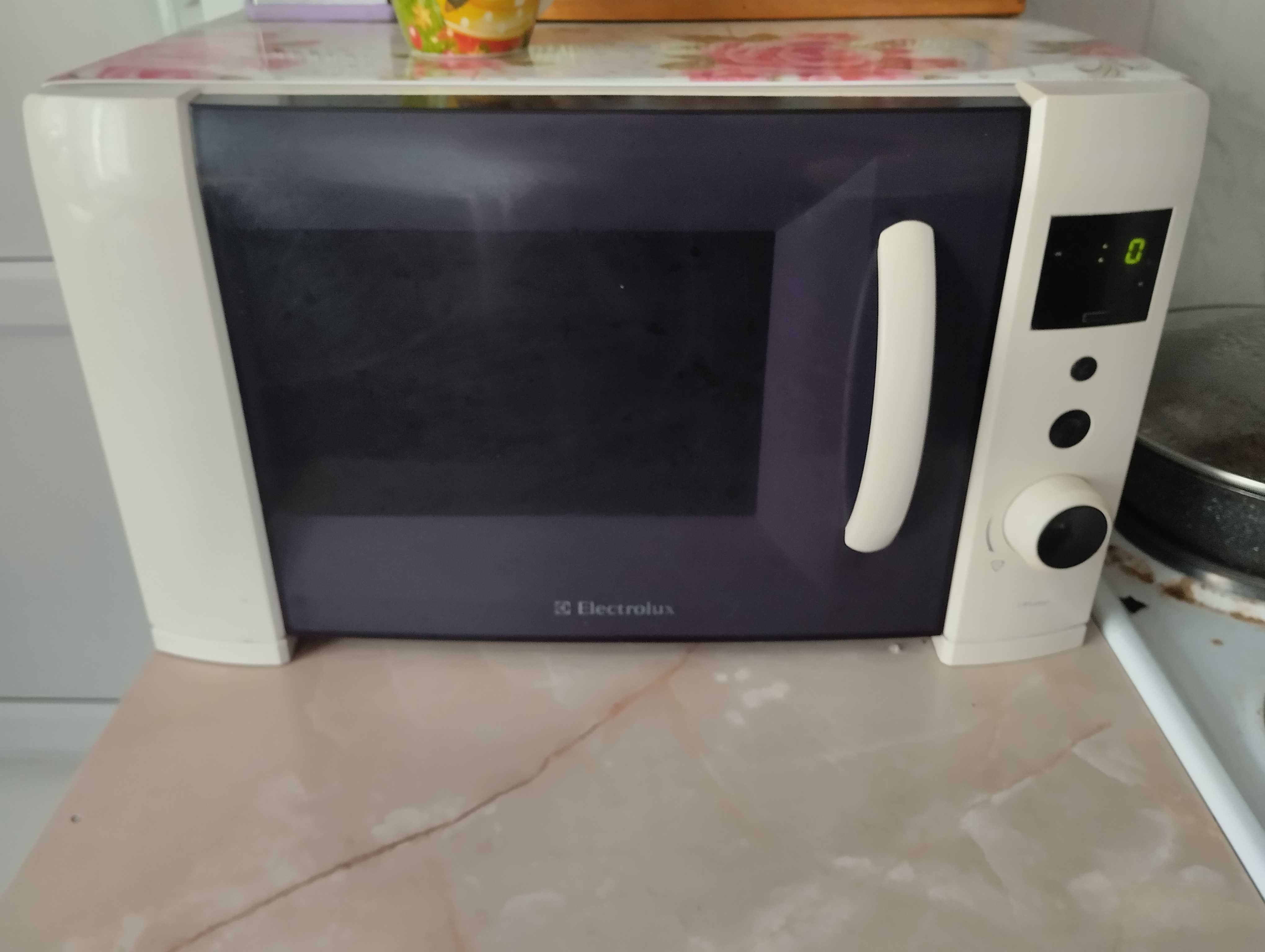 Микроволновка Electrolux.