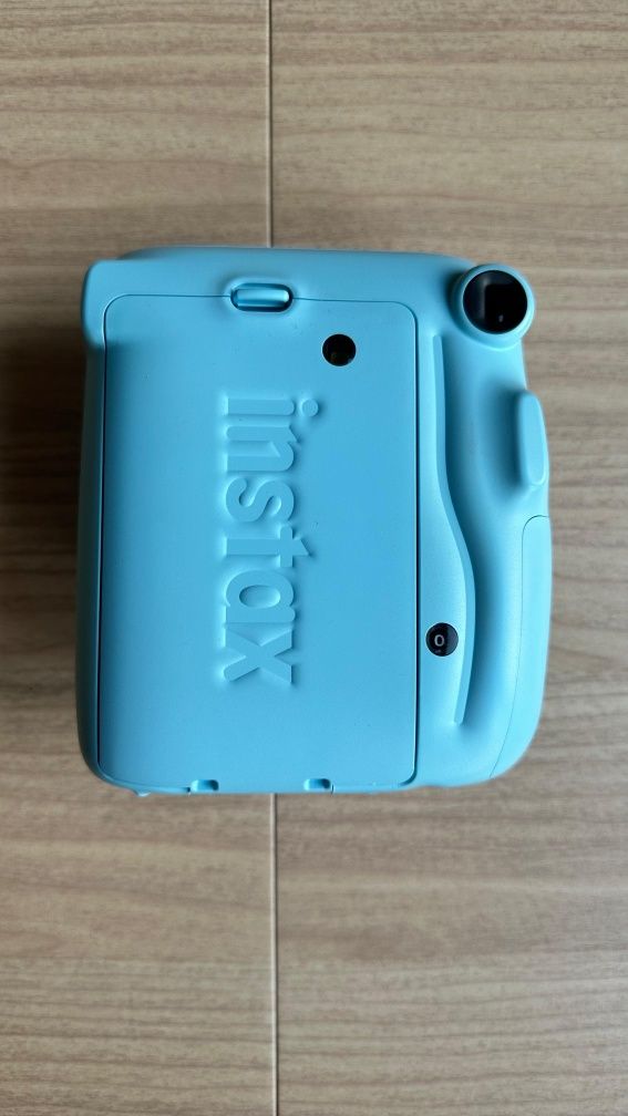Продам Instax Mini 11, голубой — отличное состояние
