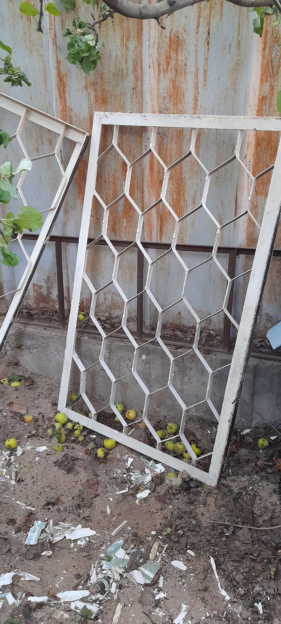 Срочно продам решётки  металлические в хорошем состоянии  5 штук