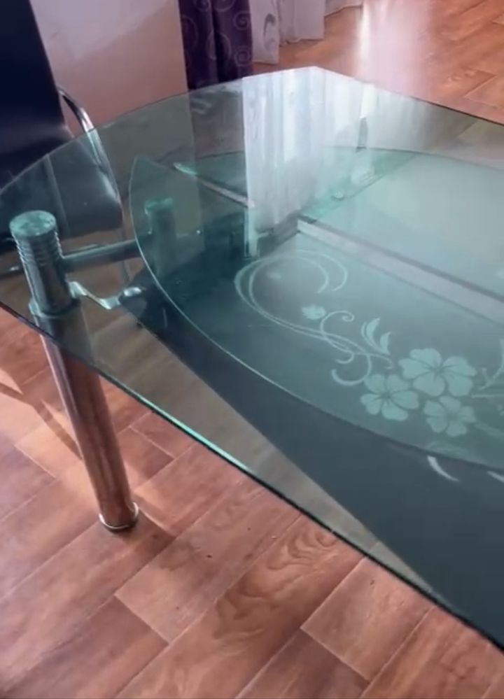 Стол стеклянный