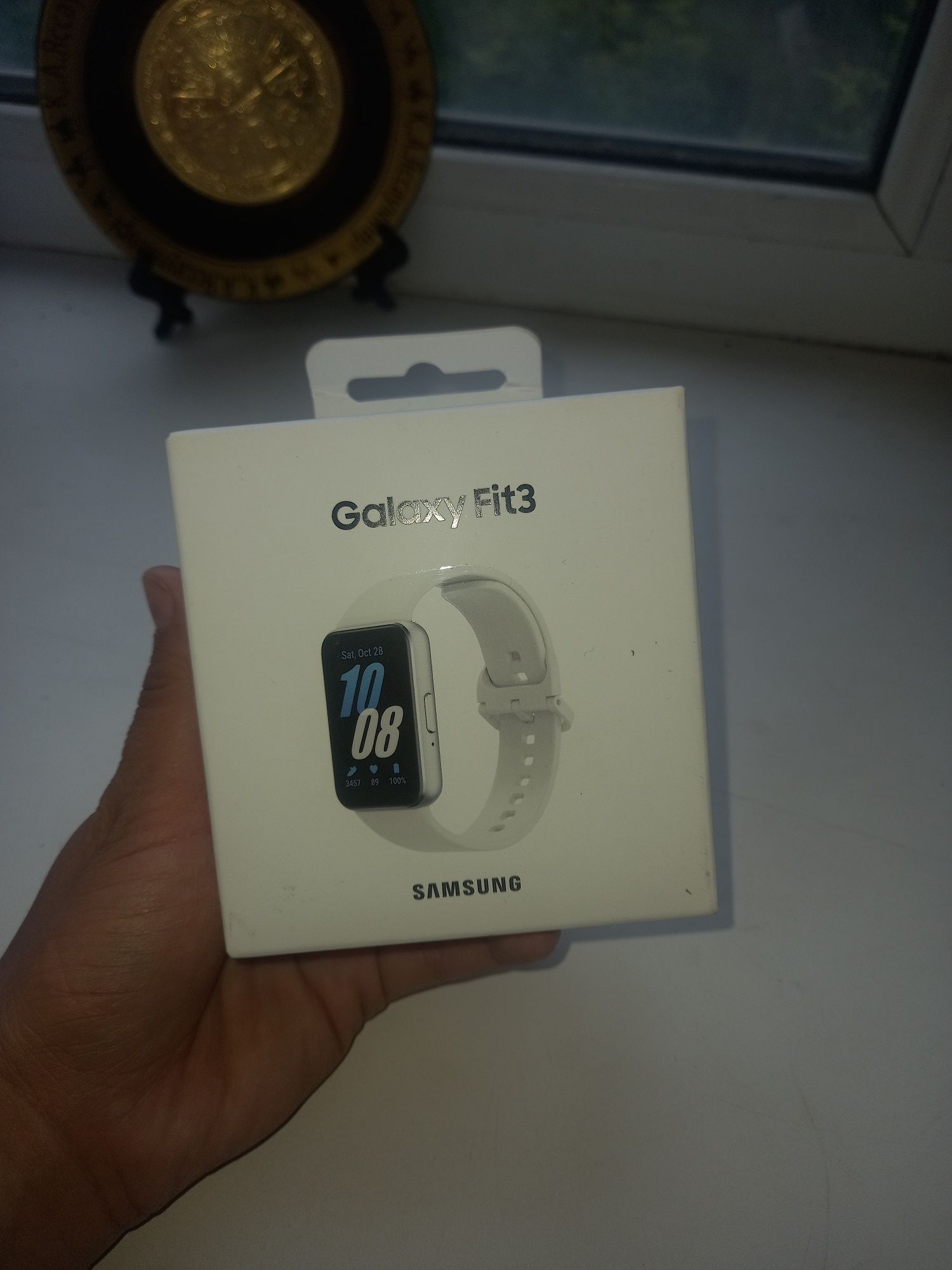 Продам часы Samsung Galaxy Fit белые