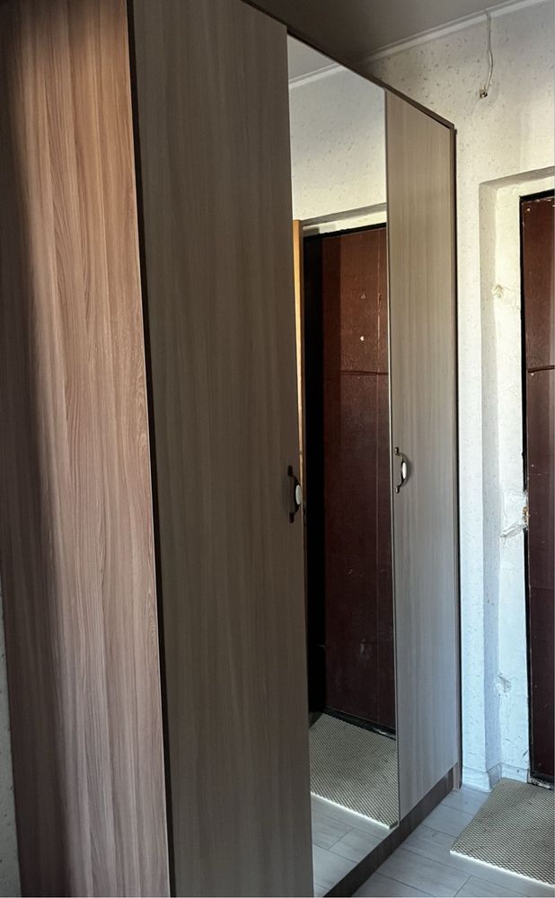 Продается трехдверный шкаф