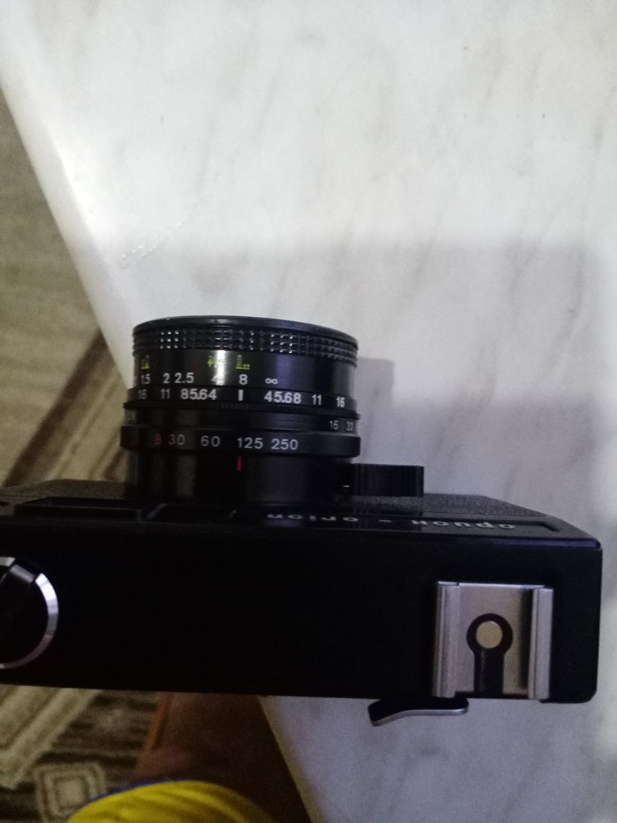 Продам фотоувеличитель, фотоаппарат,фотовспышку, красный фонарь,бочок.