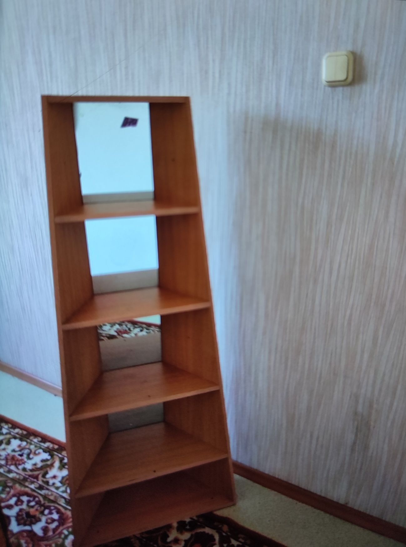 Продам красивый белый шкаф в   прихожую,столы и полку