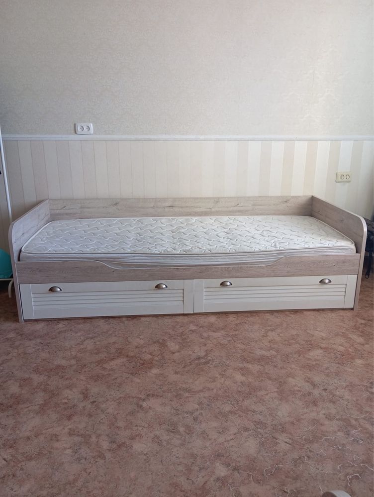 Кровать с выдвижными ящиками