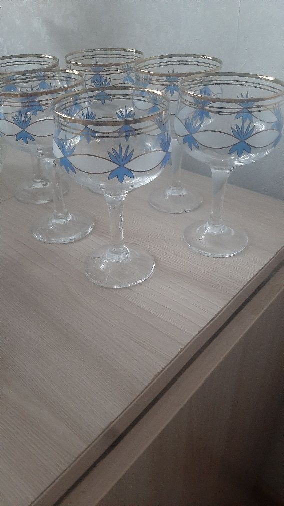 Хрустальная ваза,чайный сервиз ,отличные новые фужеры ,
