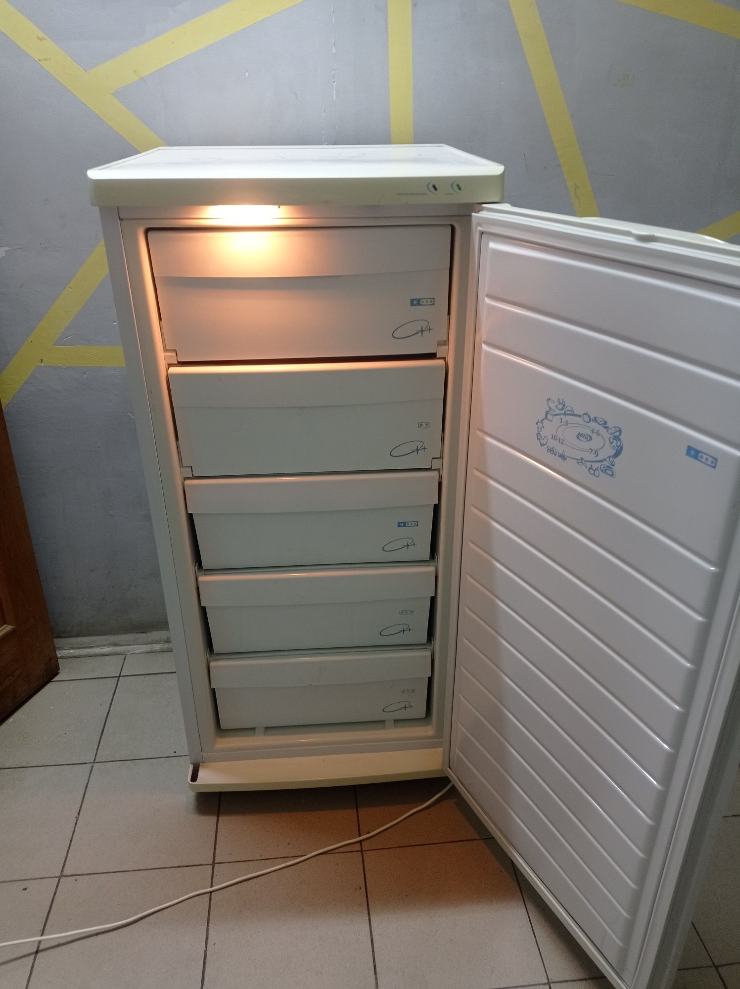 Продам вертикальный морозильник