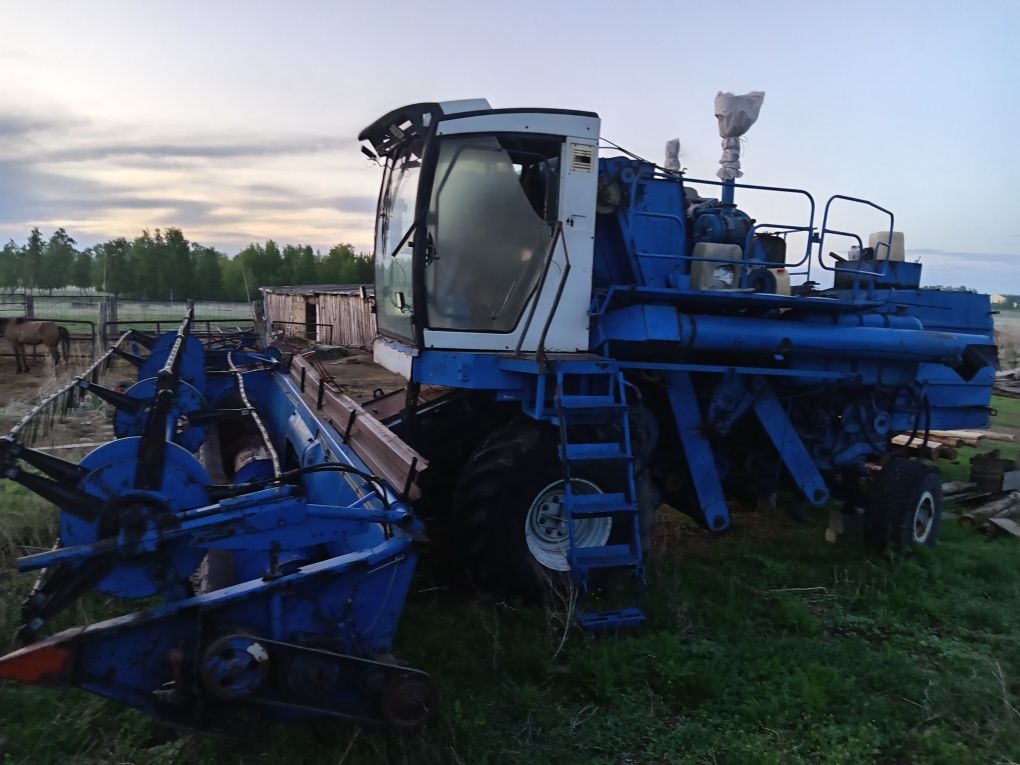 Продам 2 комбайна енисея