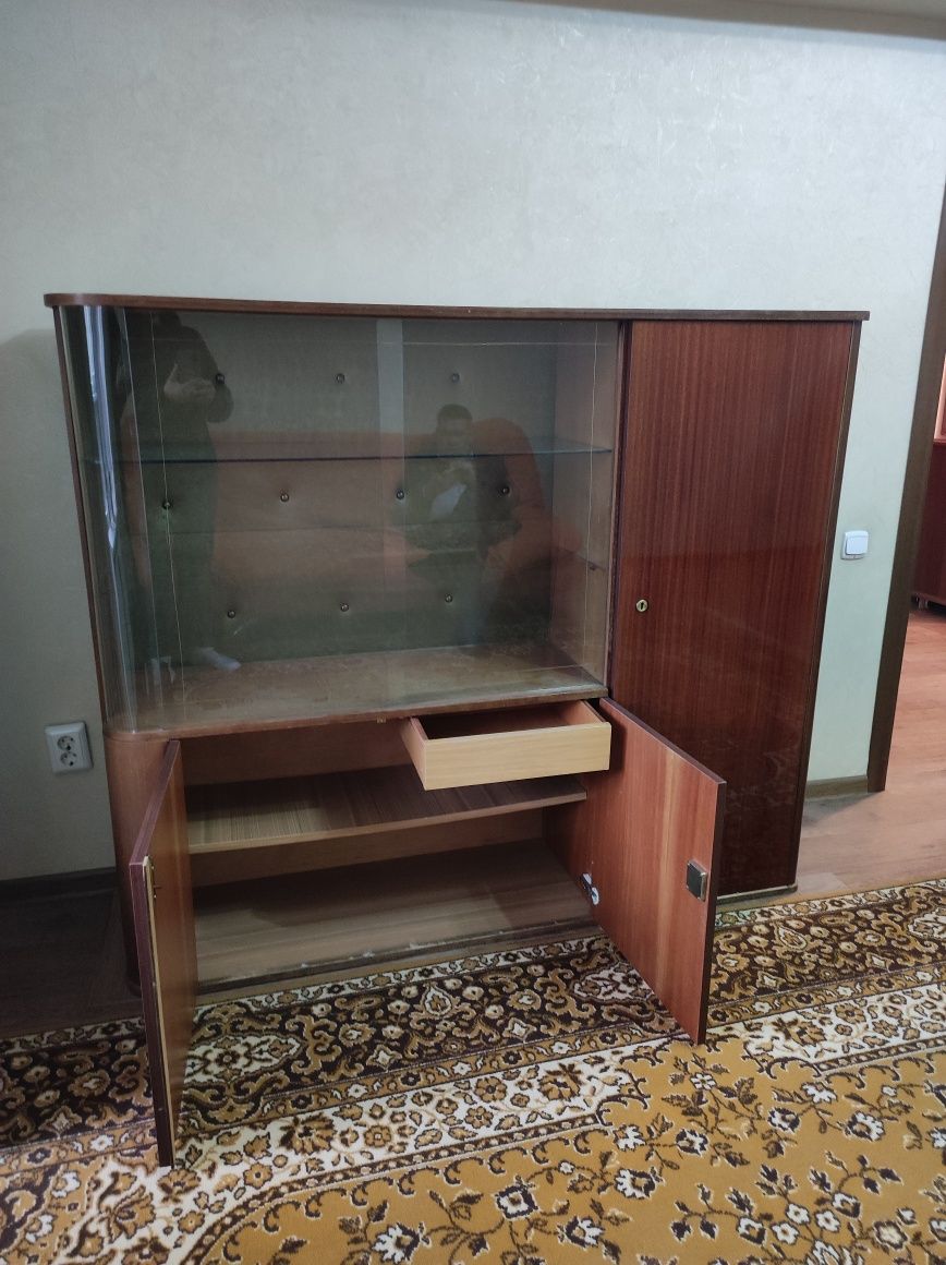Продам сервант лакированный