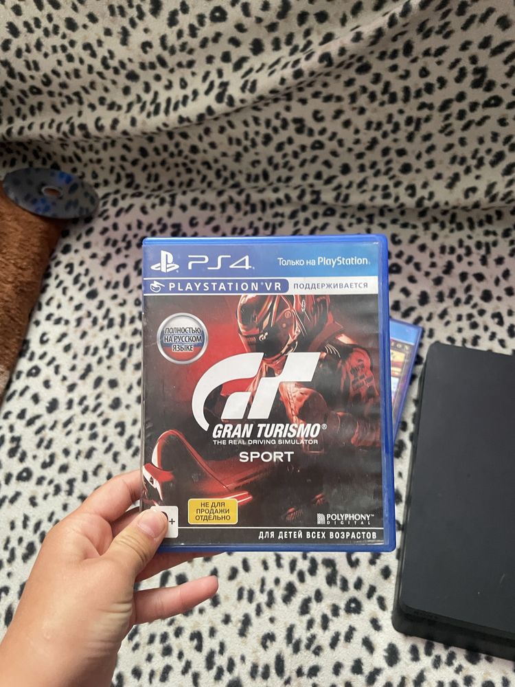 PlayStation 4 в хорошем состоянии две игры в подарок один джойстик