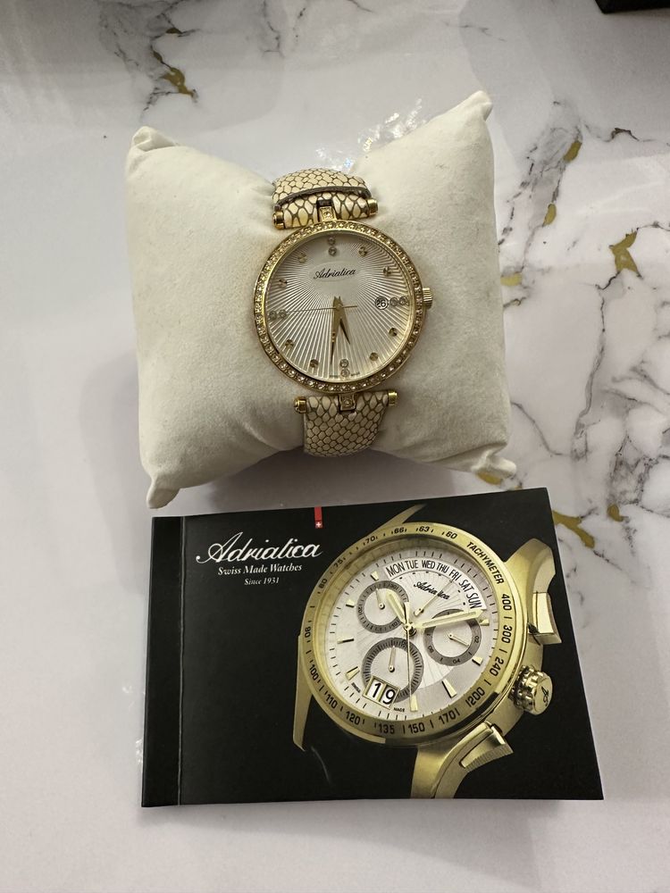Продам женские часы