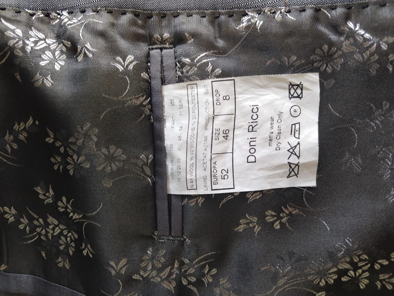 Продам костюм. Цвет серебристый