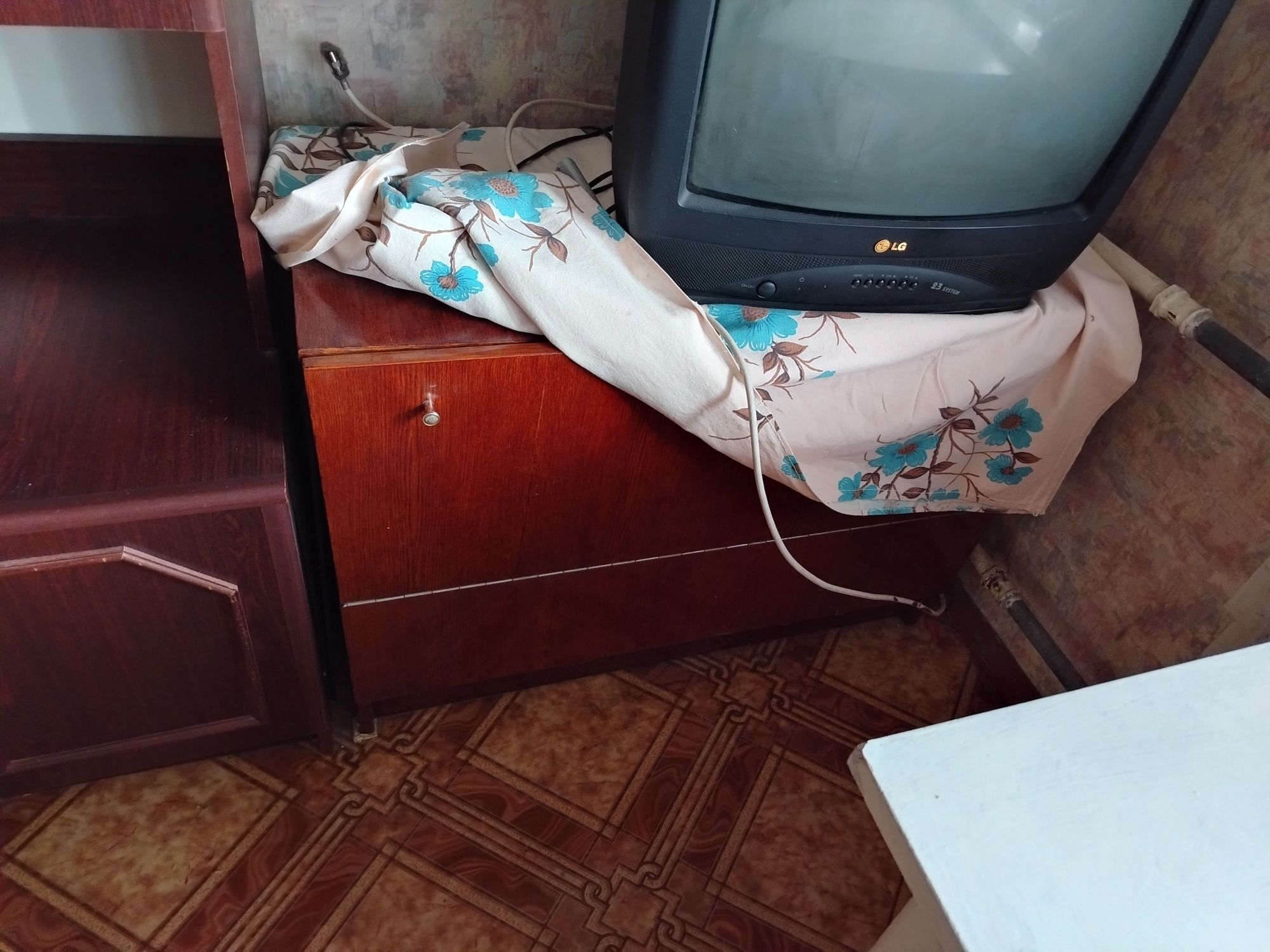 2 не рабочих тв за 2000 и рабочие по 5