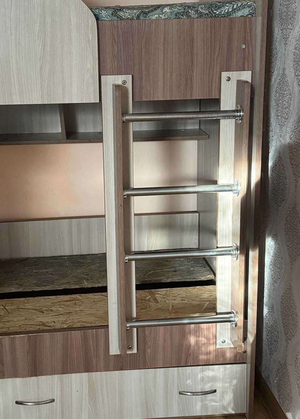 Продам детскую двухярусную кровать б/у