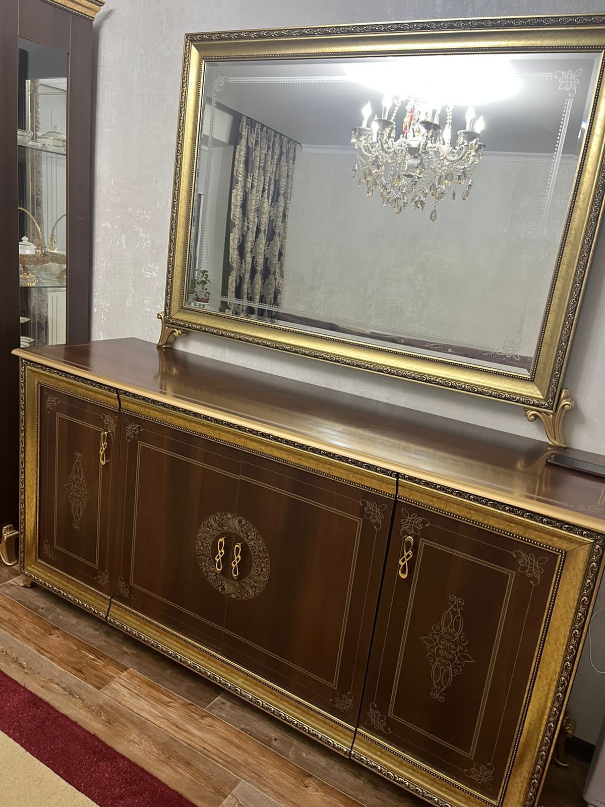Продам камод с зеркалом и витрину