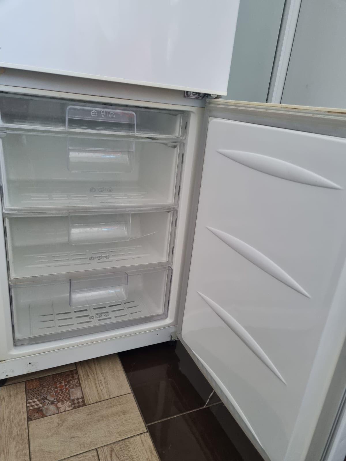 Срочно продам рабочий холодильник стиралка и телевизор