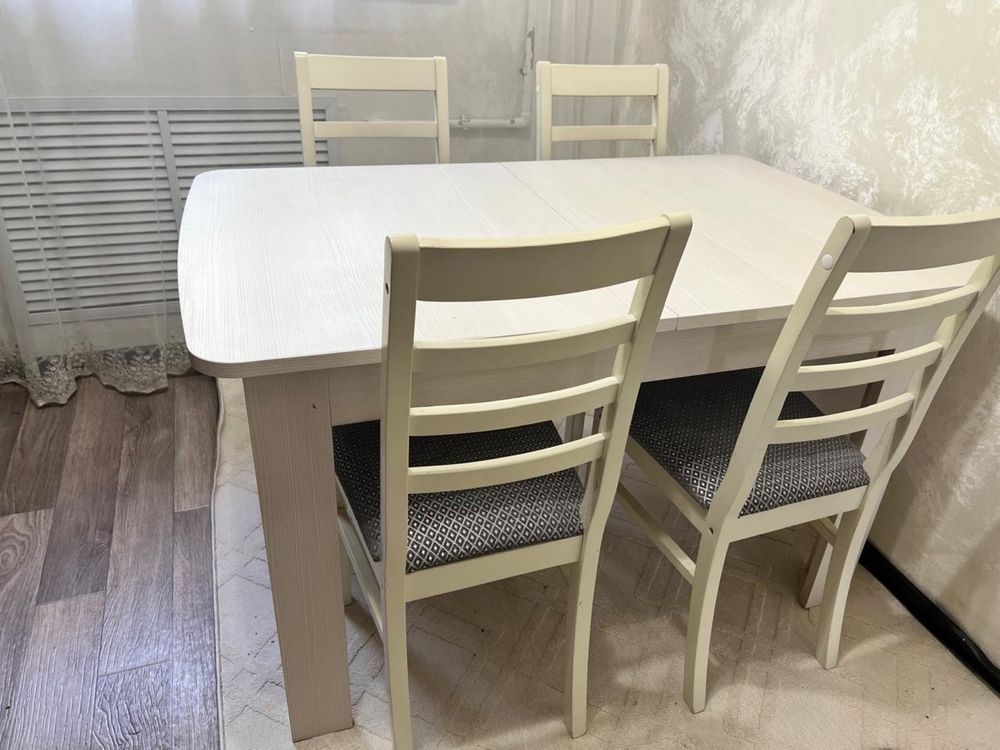 Кухонный стол со стульями