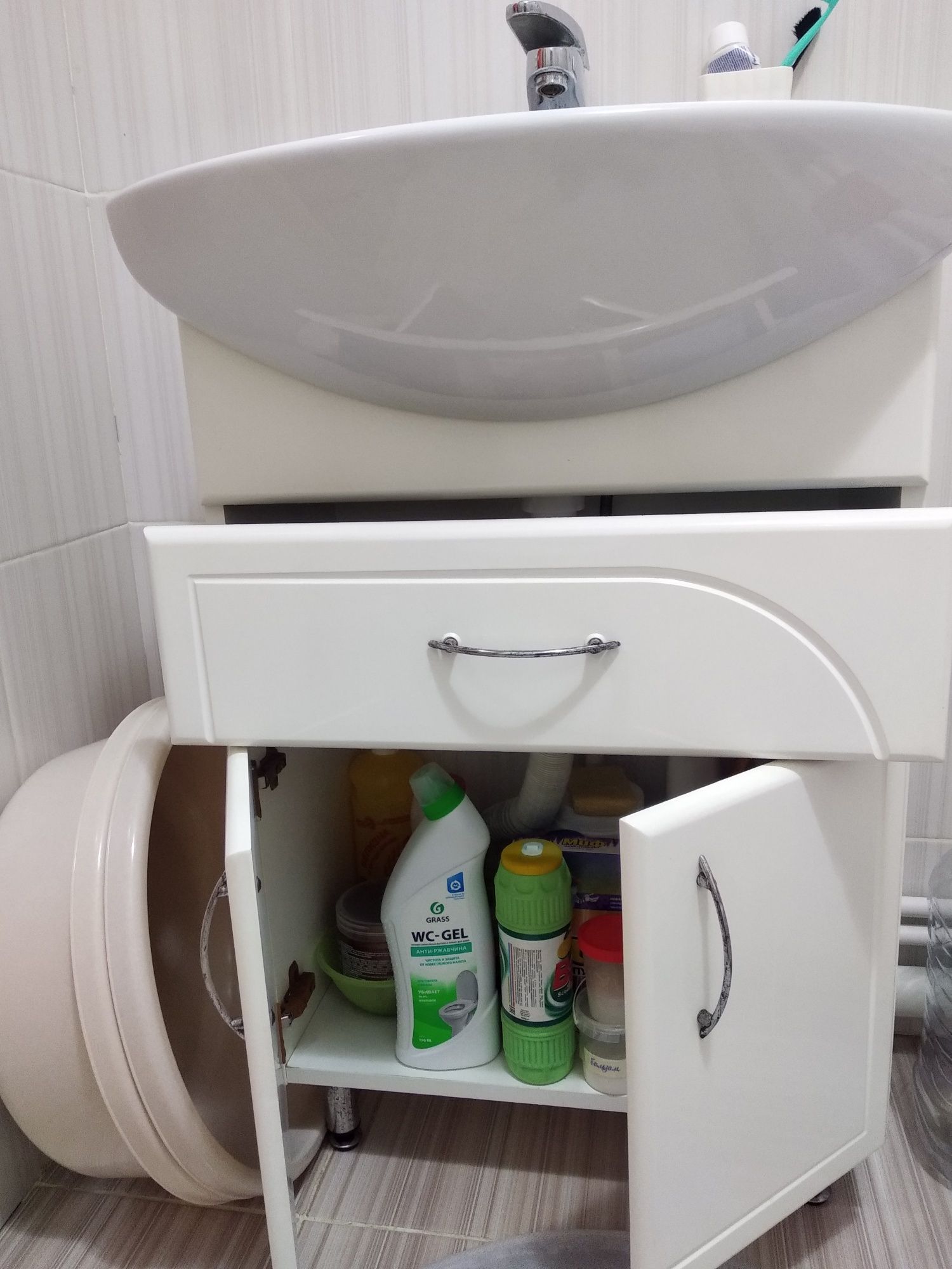 Тумба с раковиной и смесителем