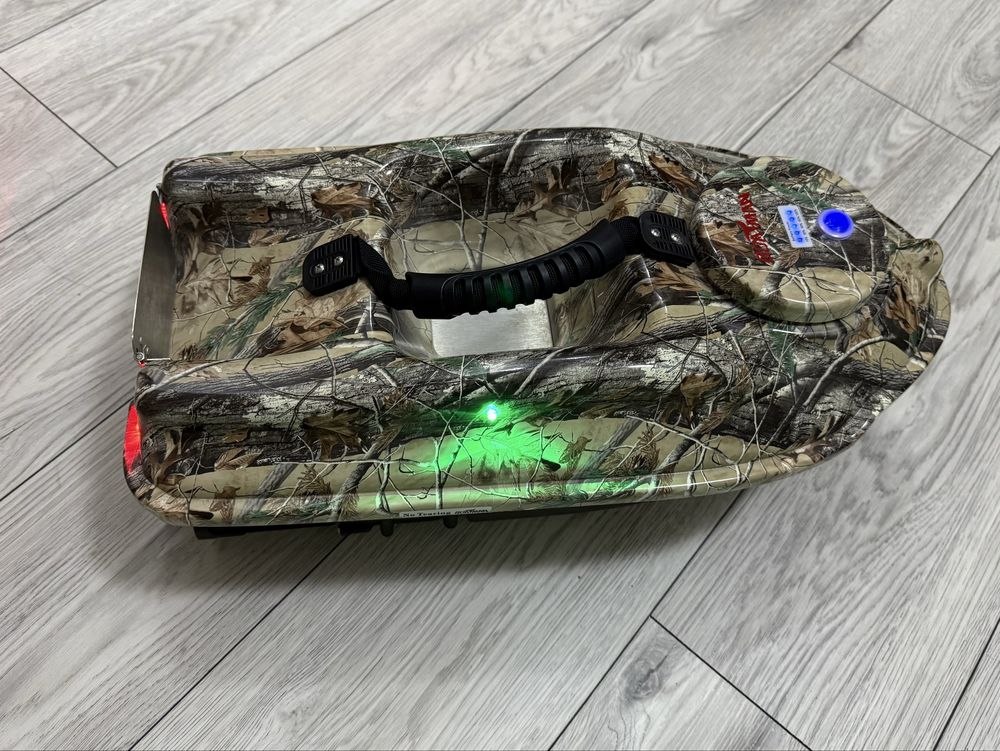 Прикормочный кораблик BOATMAN Actor GPS CAMO