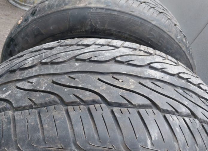 4 шины 255 50 R19. Пара Bridgestone, пара Zeta.