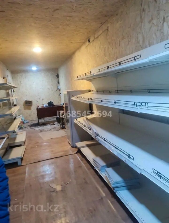 Павильоном с земельным участком для строительство магазина