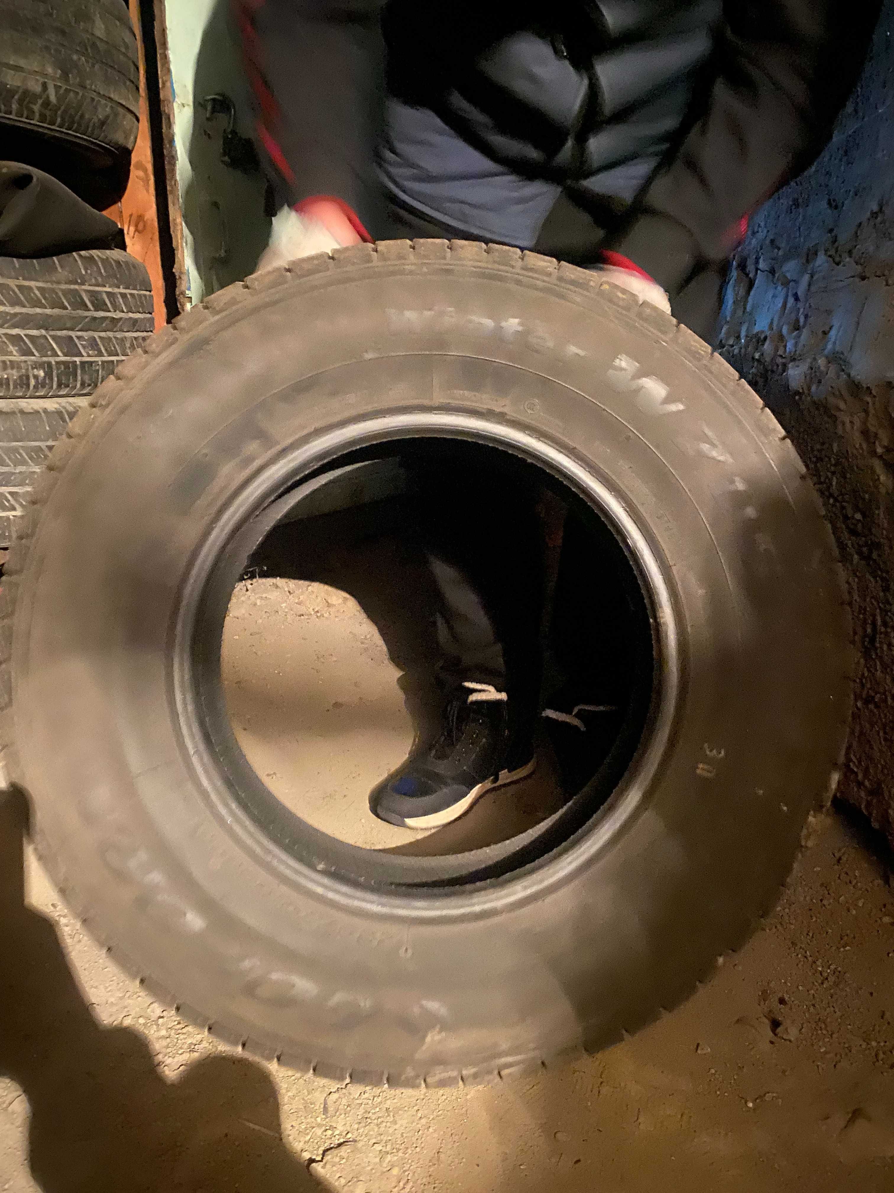 Резина в хорошем состояние 2 шт. размер 235\70R16  106T