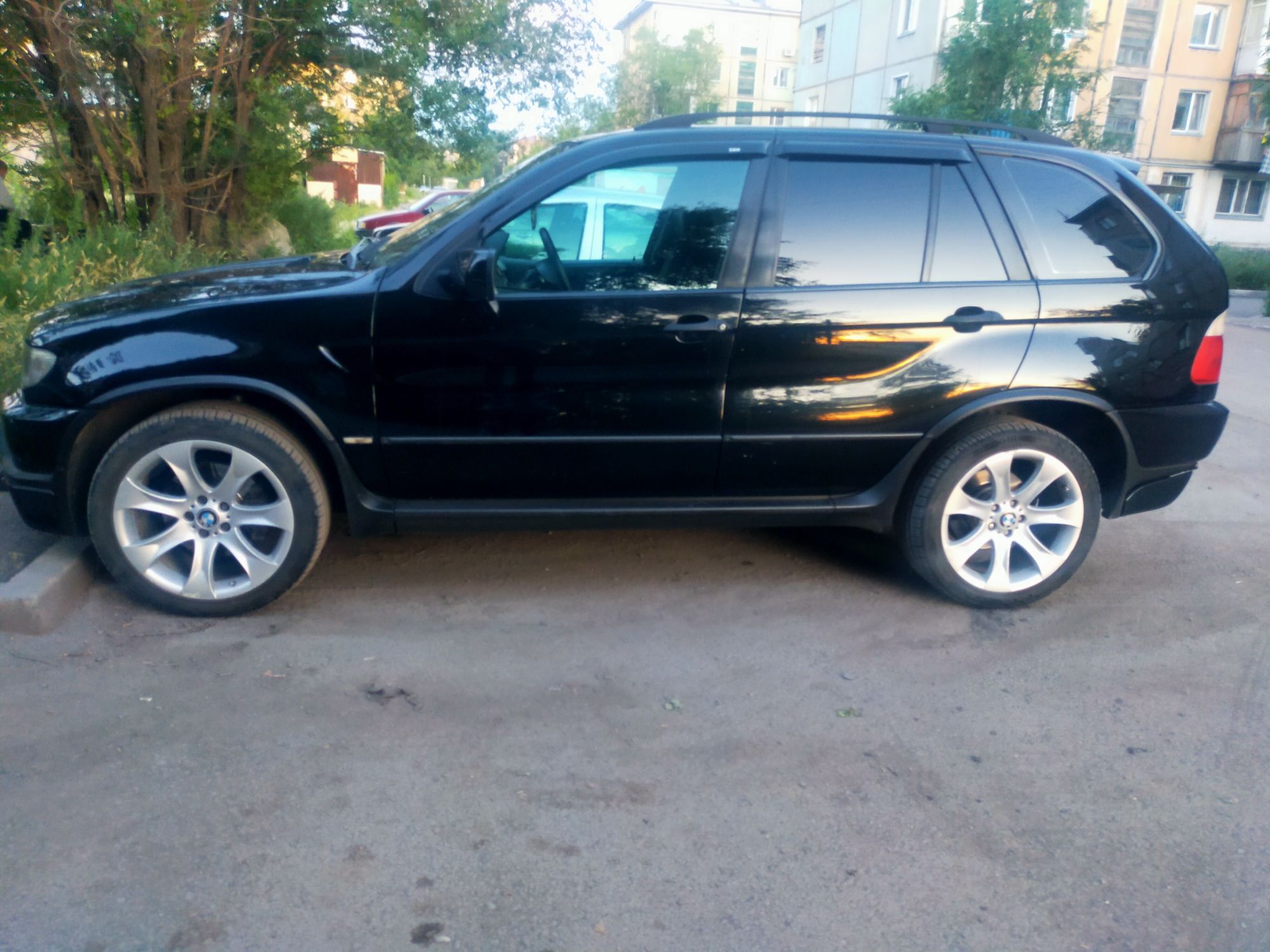 Продам BMW X5 объём 3.0 литра автомат в хорошем состоянии