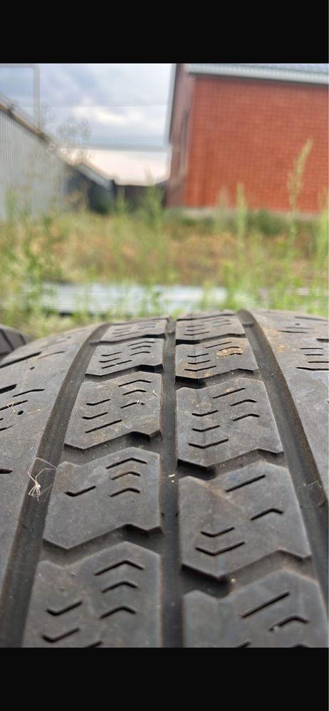 Продам летние  шины 225/65/16с.