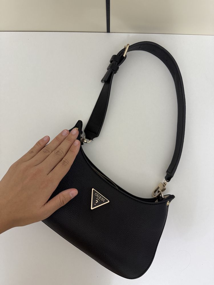 Сумка от бренда Guess