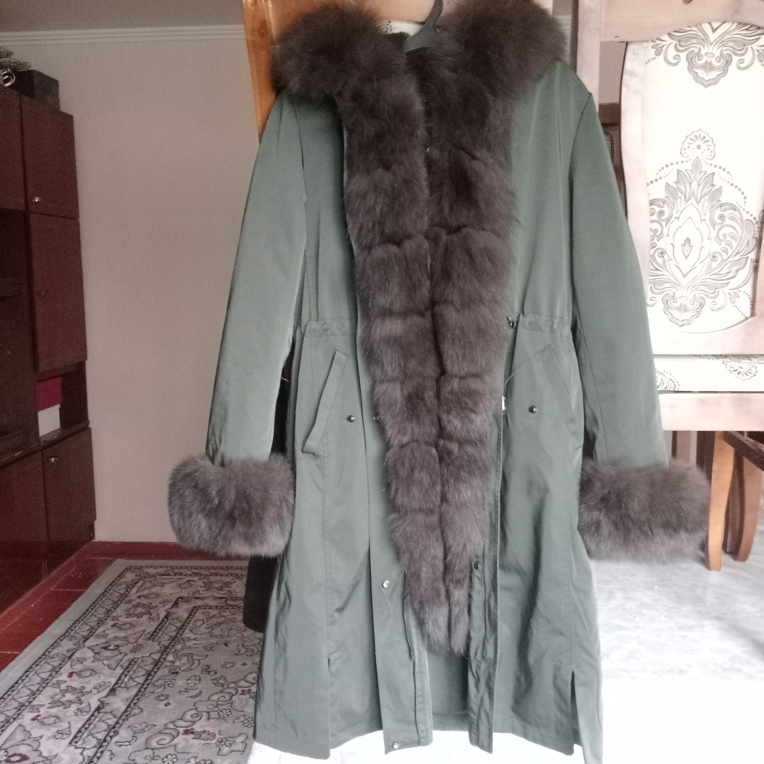 Продается парка. Почти новая. Натуральный мех