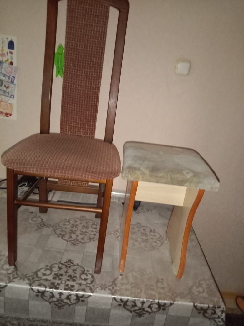 Продаю стулья 6 штук со спинкой, и 7 табуреток