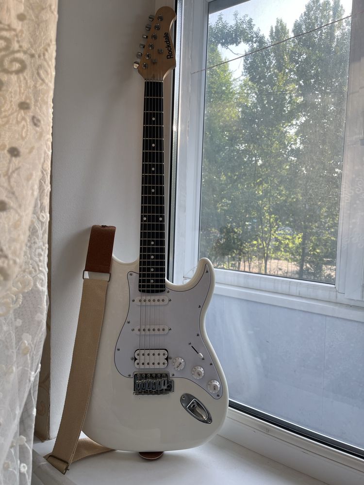 Электрогитара Stratocaster белая СРОЧНО!!!