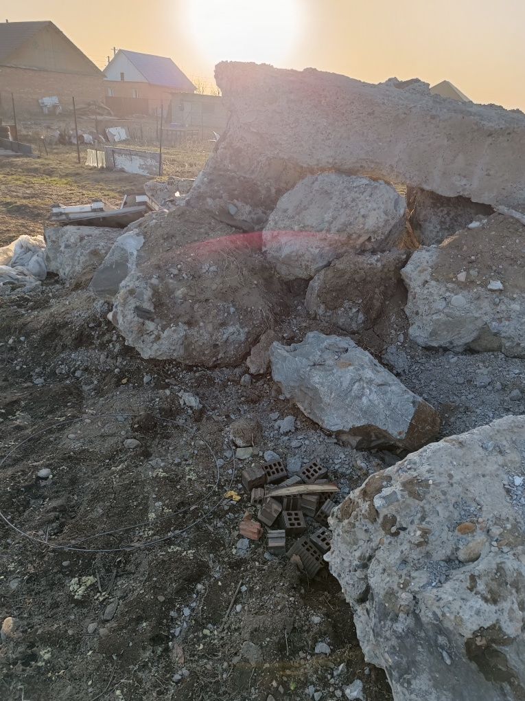 Бетонные блоки  разного размера
