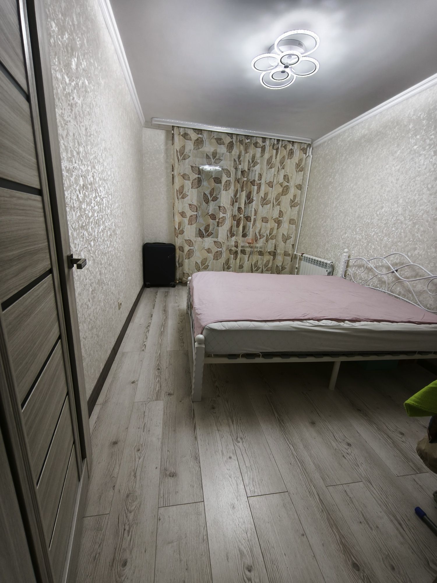 Продам квартиру 4 комнатную в центре.