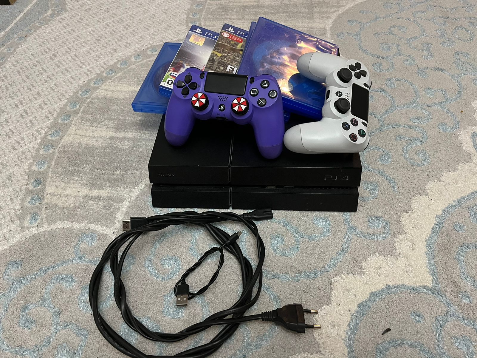 Продаётся PlayStation4