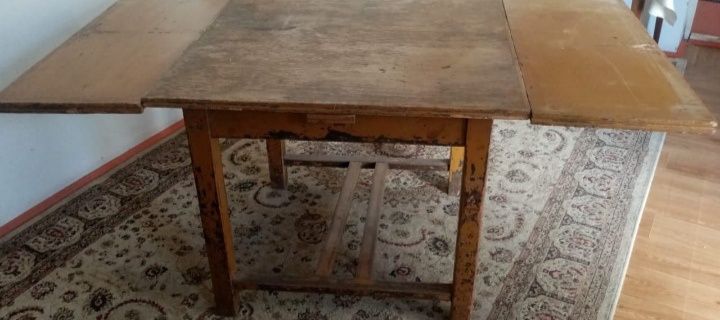 Срочно—продаю советский раздвигающийся стол. Высота—75.Ширина—90.Длина